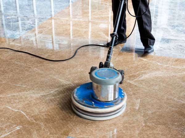 people polishes floor indoors Impresa-per-pulire-piastrelle-nuove-reggio-emilia